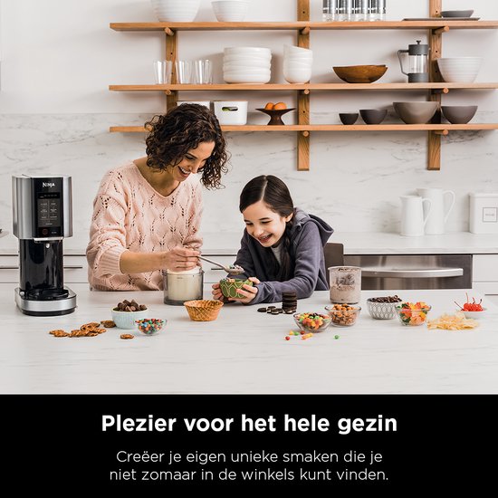 Moeder en dochter maken ijs met de Ninja ijsmachine in een keukenomgeving.