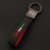 Luxe Alcantara Auto Sleutelhanger -  Past bij Alfa Romeo Guilietta / Giulia / MiTo / Stelvio / Brera / Spider / 145 / 146 / 147 / 4C - Italiaanse Vlag in Zwart - Keychain Sleutel H