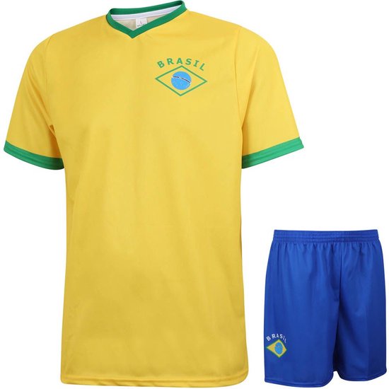 Geel voetbalshirt met groene kraag en mouwranden, voorzien van een Brasil embleem, inclusief blauw voetbalbroekje.