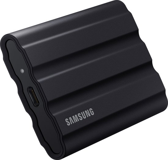 Zwarte Samsung T7 Shield SSD met geribbelde textuur en USB-C poort.