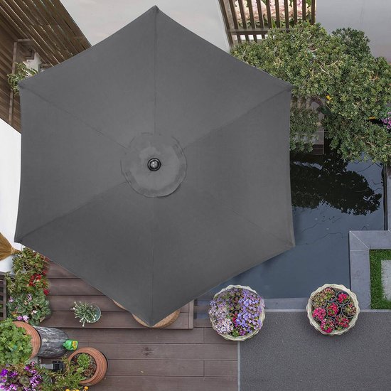 Bovenaanzicht van een zeshoekige, antracietkleurige parasol op een houten terras, omringd door planten.