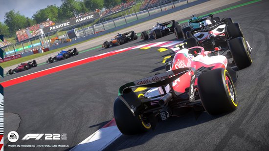 Een groep F1-auto's racet op een circuit, met een witte en rode Alfa Romeo op de voorgrond.