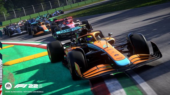 Oranje F1-auto met blauwe accenten en gele velgen voorop in een groep.