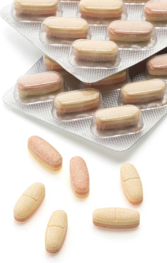 Twee blisterverpakkingen met tabletten, met losse tabletten ernaast. De tabletten zijn oranje en geel.