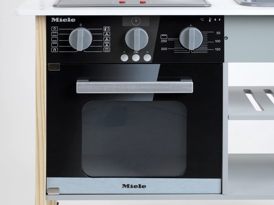 Houten speelkeuken met een Miele oven met glazen deur en bedieningspaneel.