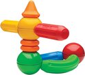 Een gebouwde constructie van magnetisch speelgoed in geel, rood, oranje, groen en blauw met een puntige oranje top.
