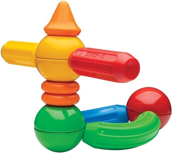 Een gebouwde constructie van magnetisch speelgoed in geel, rood, oranje, groen en blauw met een puntige oranje top.