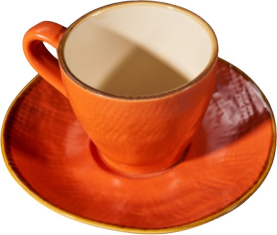 Oranje espressokopje met textuur op een oranje schotel met textuur, gouden randen.