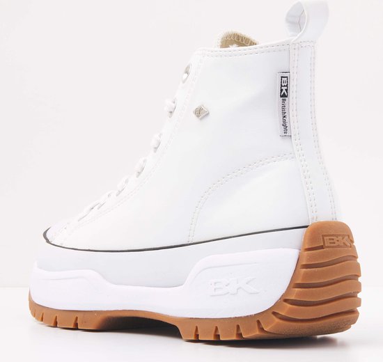 Achterkant van een witte hoge sneaker met dikke bruine en witte zool. 'BK British Knights' op de achterkant.