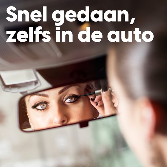 Vrouw brengt in autospiegel eyeliner aan, met tekst 'Snel gedaan, zelfs in de auto'.