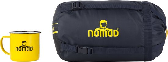 Navyblauwe, opgerolde slaapzak met compressiebanden en Nomad logo. Naast een gele mok met Nomad logo.