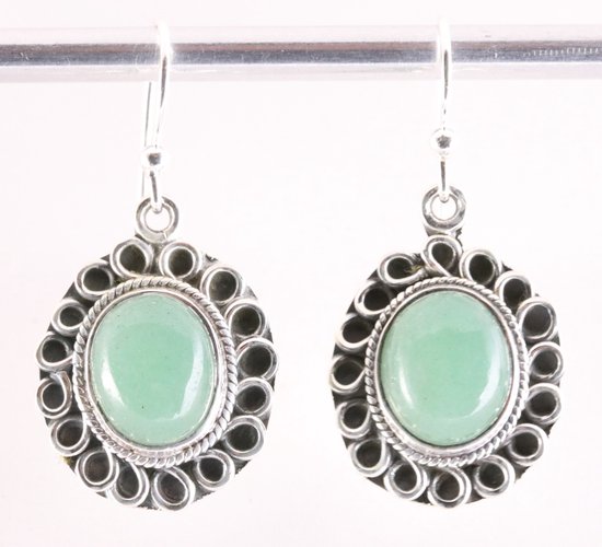 Bewerkte zilveren oorbellen met jade