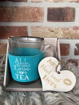 Theeglas inclusief houten hartje met tekst All you need is love & tea -vriendschap - valentijnsdag