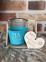 Verre à thé comprenant un coeur en bois avec texte Le thé est un câlin dans une tasse - amitié - Saint Valentin
