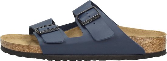 Donkerblauwe Birkenstock Arizona slipper met twee bandjes en gespen.