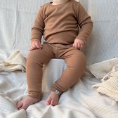 BAKIMO Baby & Kids Loungewear - Biologisch Bamboe Katoen - Ribstof set broek en trui - Pecan / Bruin / Cognac / Camel - 86/92