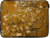 Laptophoes 17 inch - Amandelbloesem - Kunst - Van Gogh - Goud - Laptop sleeve - Binnenmaat 42,5x30 cm - Zwarte achterkant - Reisbenodigdheden