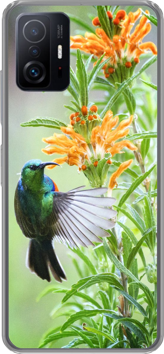 Telefoonhoesje Geschikt voor Xiaomi 11 Lite 5G NE hoesje - Close-up van een kleurrijke vogel naast planten met oranje bloemen - Siliconen Telefoonhoesje Telefoonhoesje