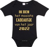 Baby rompertje met leuke tekst | Ik ben het mooiste cadeautje van het jaar 2022 |zwangerschap aankondiging | cadeau papa mama opa oma oom tante | kraamcadeau | maat 92 zwart goud