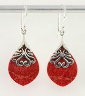 Bewerkte zilveren oorbellen met rode koraal steen