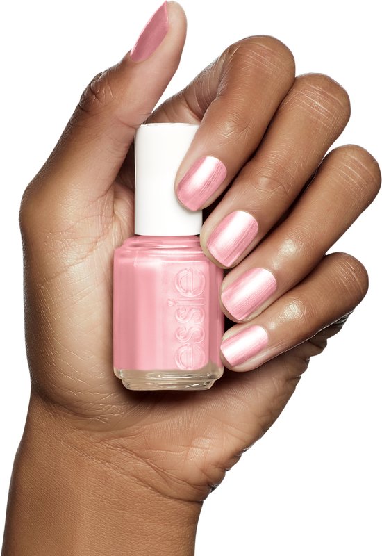 Donkere hand met Essie nagellak in lichtroze parelmoer.