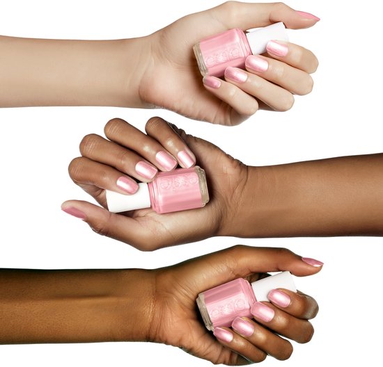 Drie handen met verschillende huidskleuren, allen met Essie nagellak in lichtroze parelmoer.