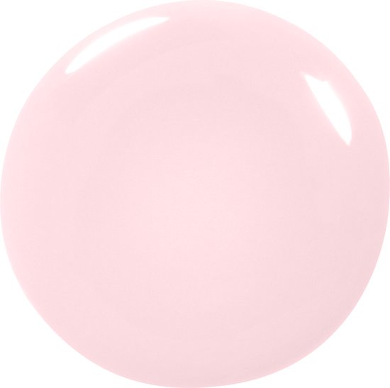 Een druppel lichtroze nagellak met een glanzende finish.