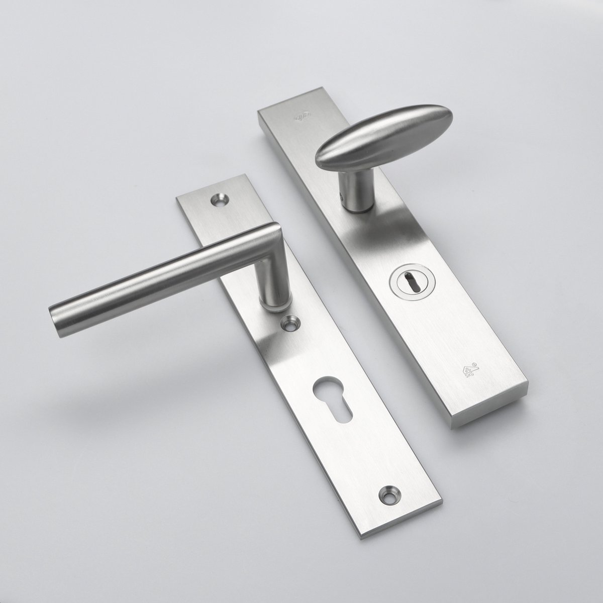 MASSIEF RVS Tzunali Deurbeslag. Model TAMEGA SKG*** BREED T=15/5 VKTB (kerntrek) PC72 BUITEN KNOP OVIDIO; BINNEN KRUK ANADIA