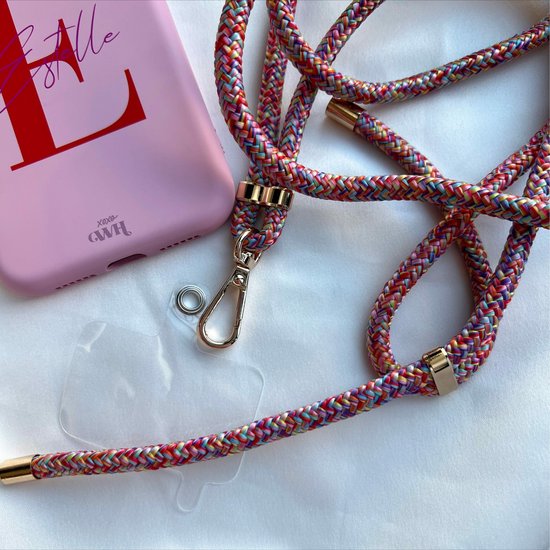 Roze telefoonhoes met rode letter 'L' en veelkleurig koord met gouden details.