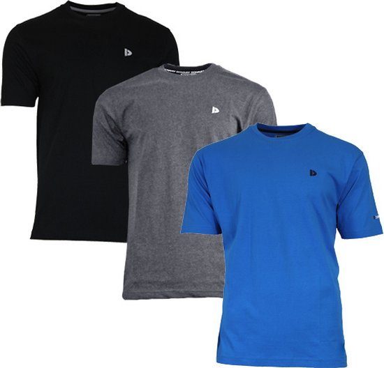 Drie T-shirts in zwart, grijs en blauw met een klein logo op de borst.