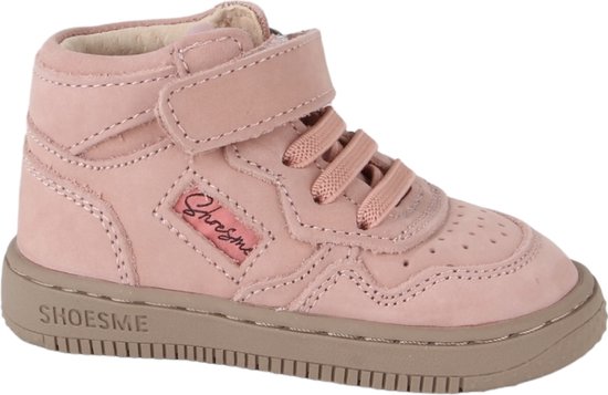 Roze leren Shoesme sneaker met veters en klittenbandsluiting. Rubberen zool met "SHOESME"-opschrift.