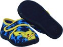 Blauwe pantoffels met camouflageprint en opdruk van Pikachu. Eén pantoffel ligt omgekeerd.