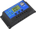 Solar laadcontroller met blauw display, twee USB-poorten en knoppen.