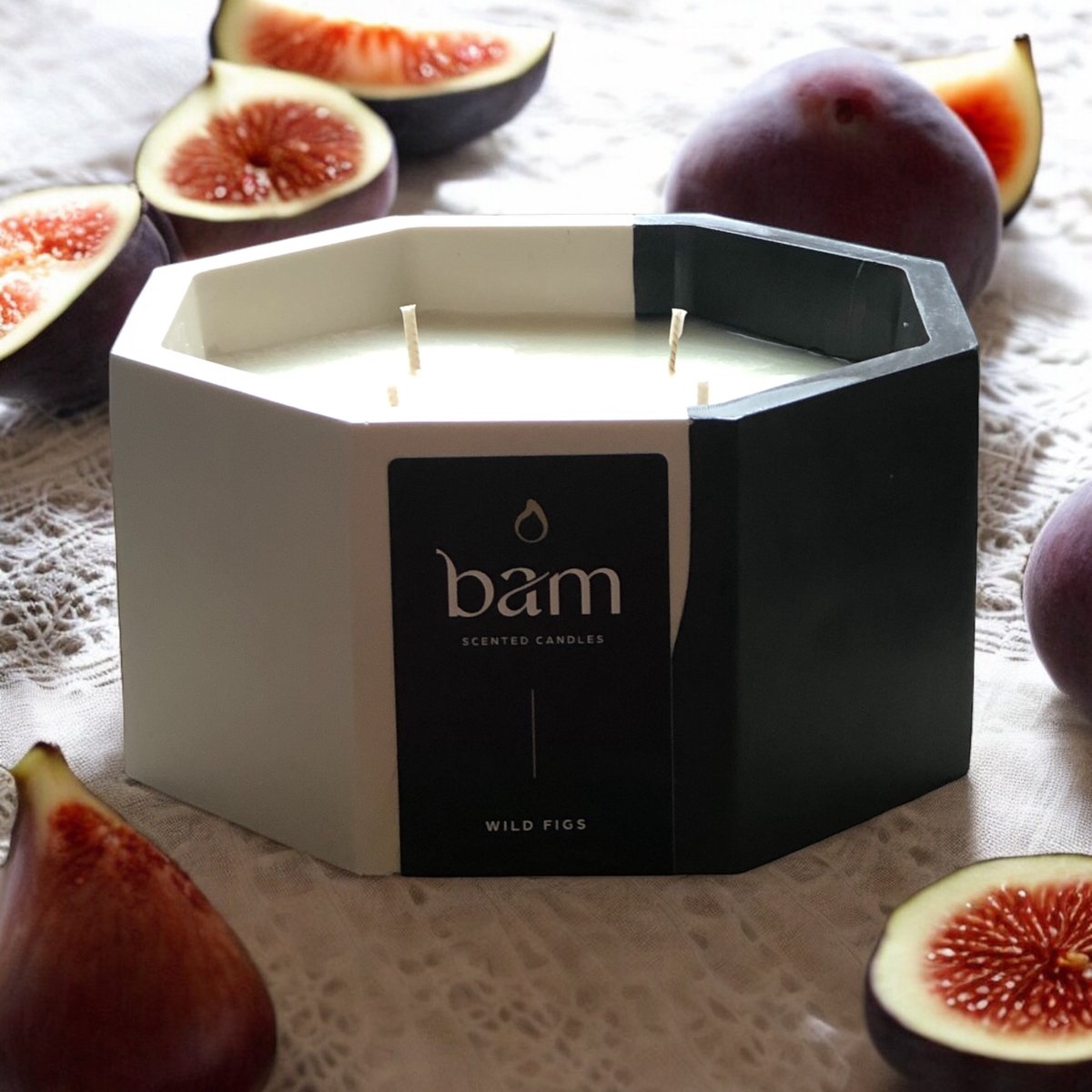 BAM Wilde Vijgen geurkaars met 4 wieken in een wit en zwart handmade potje - 80 branduren (545g) - cadeautip - geschenk - vegan