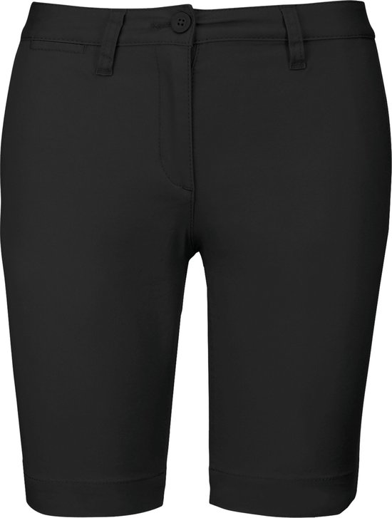 Short chino bermuda noir, vue de face avec bouton et fermeture éclair, et poches latérales.