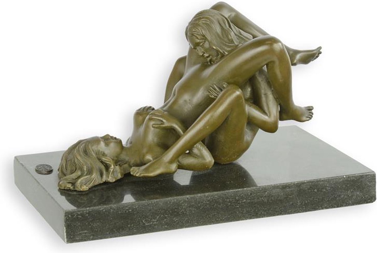 EEN EROTISCH BRONZEN BEELD VAN TWEE VROUWELIJKE NAAKTEN DIE MONDELING DOEN