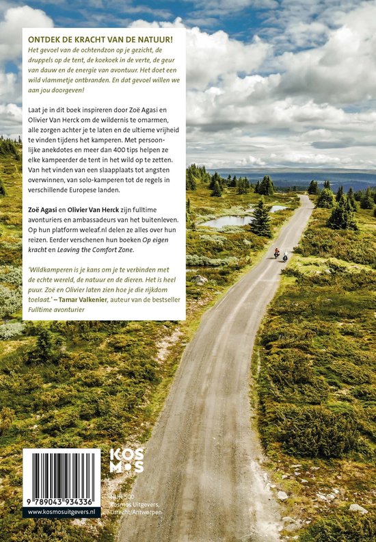Luchtfoto van een weg met drie fietsers in een bergachtig landschap met meren en bomen.
