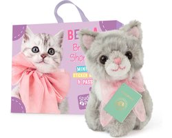 Studio Pets® Mini Knuffel Kat Bella (8 cm) met Koffer, Paspoort & Stickerboek
