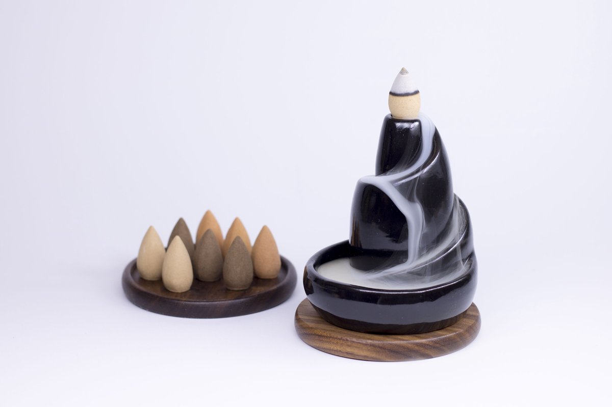 BinDesign Wierook Spiraal - Waterval Wierookhouder - Keramiek en Notenhout - Inclusief 9 Wierookkegels: Sandalwood, Agilawood, Thujawood - Zwart Glazuur - Backflow Zen Meditatie