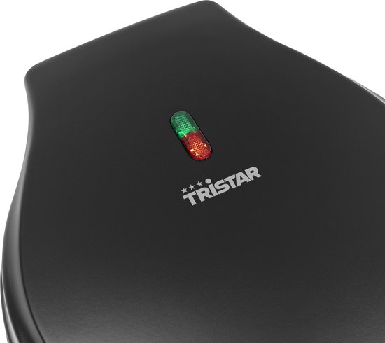 Detailopname van gesloten zwart wafelijzer met Tristar logo en indicatorlampjes.