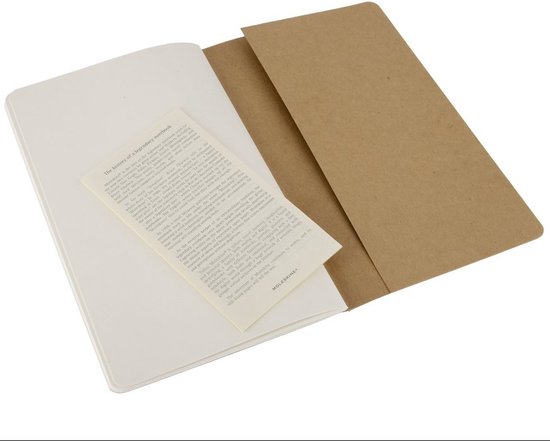 Open notitieboek met een bruine omslag en een wit insteekhoesje met tekst.