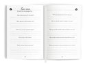 Open boek met vragen als "Hoe voel je je op dit moment?"