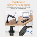 Zwarte monitorarm met ingebouwd kabelmanagement, gedemonstreerd op een bureau met monitor, laptop en muis.