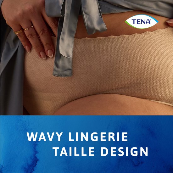 Model in crèmekleurig slipje met hoge taille en golvend lingerie-effect.