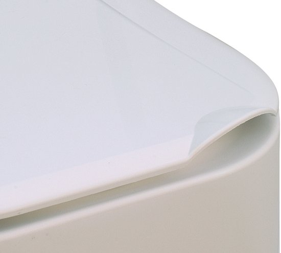 Detail van de afgeronde witte rand van de toiletverhoger.