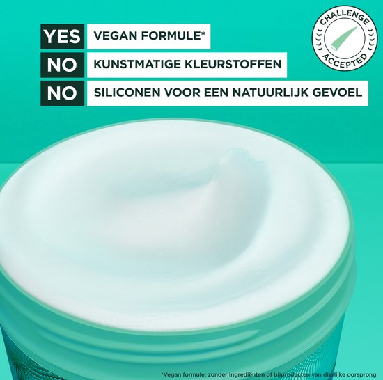 Intérieur du pot Garnier Fructis Hair Food avec texture blanche crémeuse. Avec les textes "OUI FORMULE VEGAN" et "NON COLORANTS ARTIFICIELS."