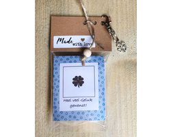 Thee cadeau met de tekst 'Heel veel geluk', met sleutelhanger en bedeltje, 4 verschillende theezakjes, veel geluk, trouwen, samenwonen, geslaagd kadootje, theekado, school examen, rij examen, geschenkpakket, relatiegeschenk, kadopakket