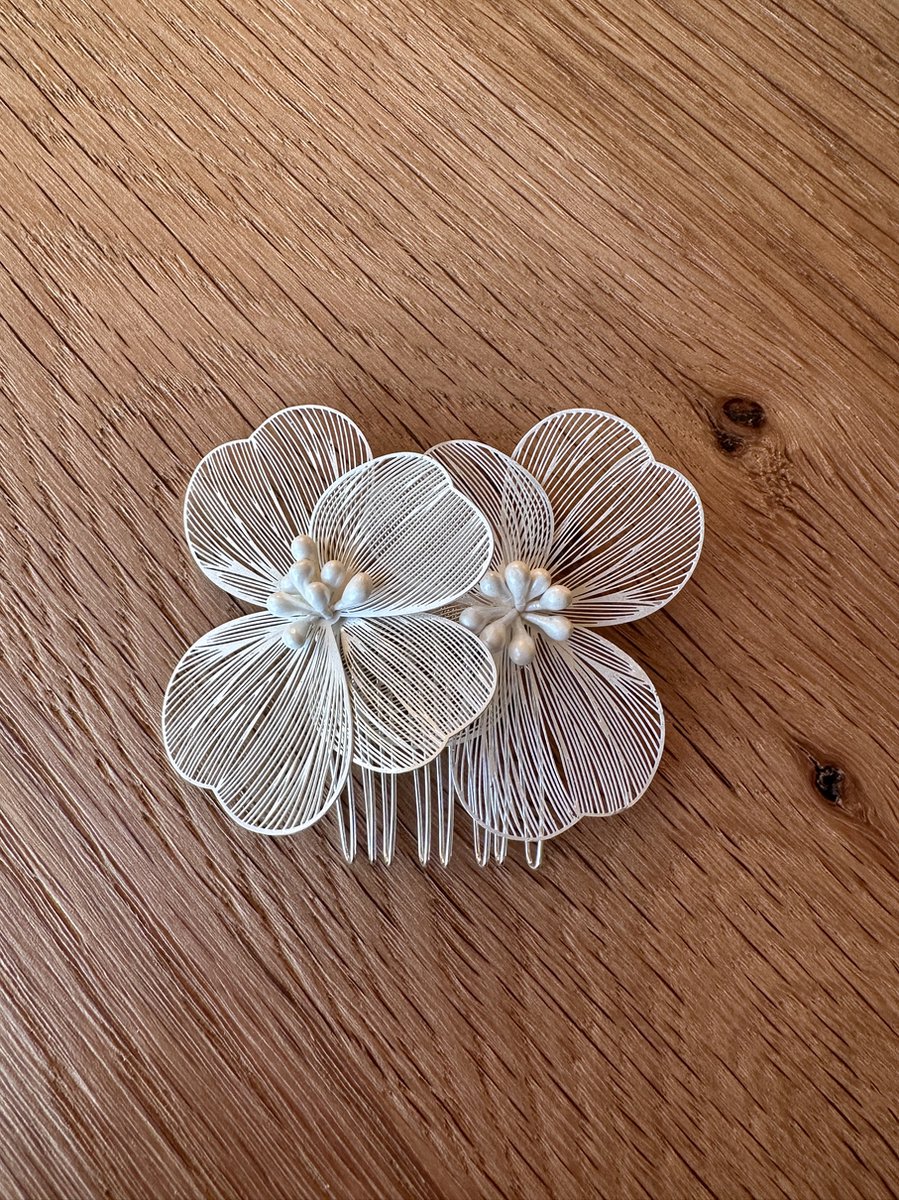 Haarsieraad met stoffen ivoorkleurige bloemetjes op een kleine zilverkleurige kam (huwelijk communie cosplay uitgaan kawaii)