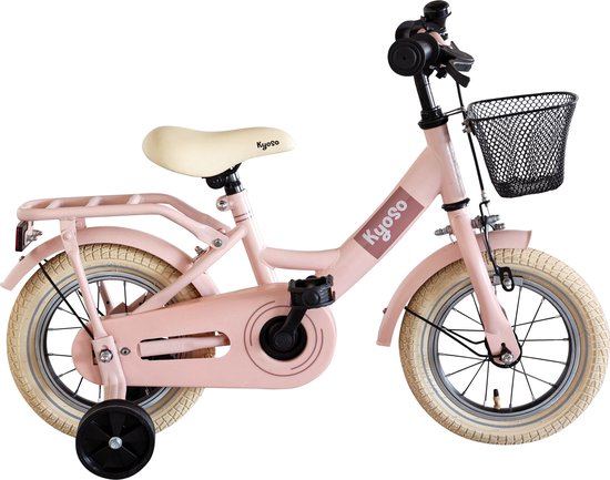 Matroze kinderfiets met crèmekleurig zadel, bagagedrager en mandje.