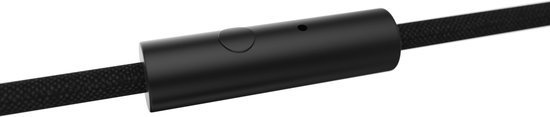 Zwarte gevlochten audiokabel met een zwarte afstandsbedieningsknop.